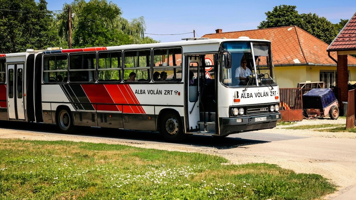 Na čtyřletou dívku zapomněli, v rozpáleném školním autobuse v Maďarsku zemřela